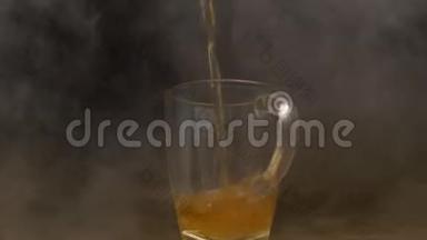新鲜的<strong>苹果汁</strong>倒入一个杯子里，里面有烟雾旋转，黑色背景，慢动作，<strong>苹果汁</strong>，新鲜的